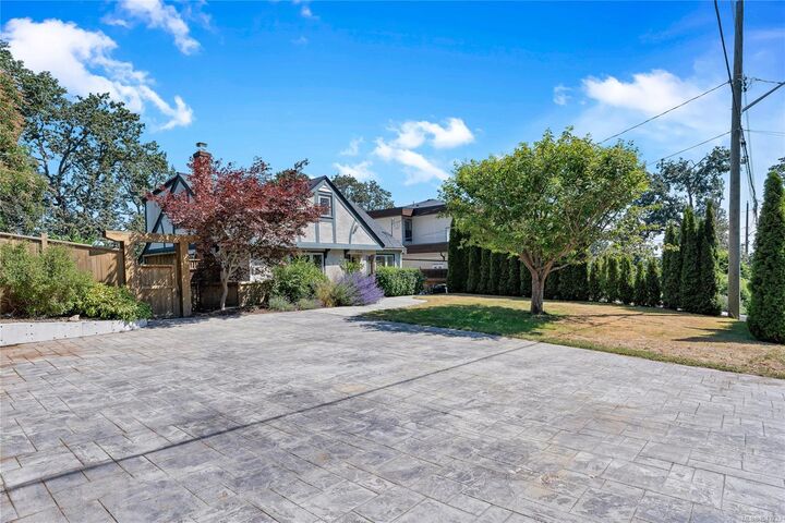 1514 Shorncliffe Rd — photo 1