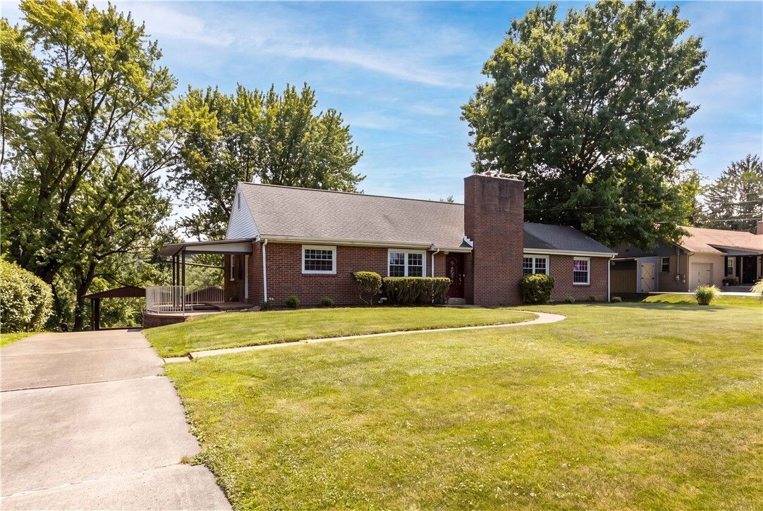 Property Photo:  407 Vineyard Dr  PA 15044 