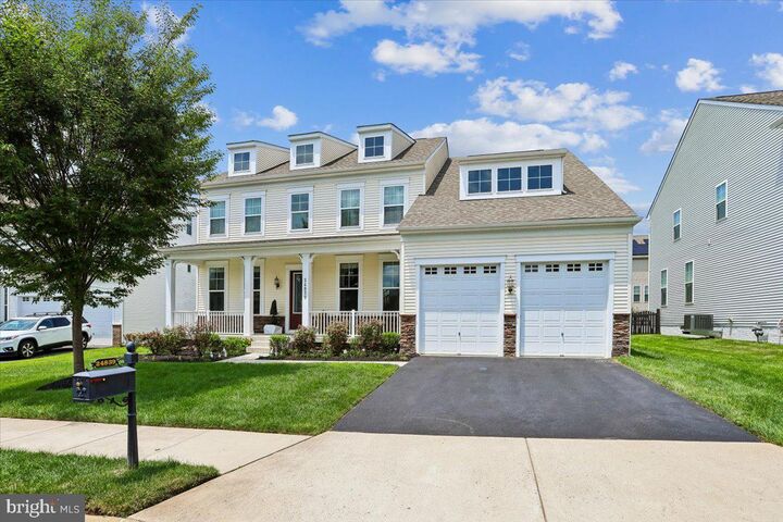 Property Photo: 24839 Chestnut Creek Court VA 20105