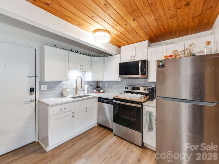 Property Photo:  201 Hoskins Road S  NC 28208 