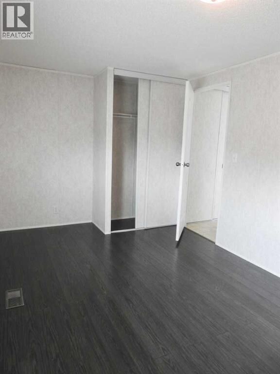 Property Photo:  218 Oak Wood Drive Northwest  AB T6P 0A4 