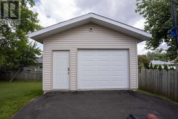 Property Photo:  138 Iris Cres.  ON P7A 7Z9 
