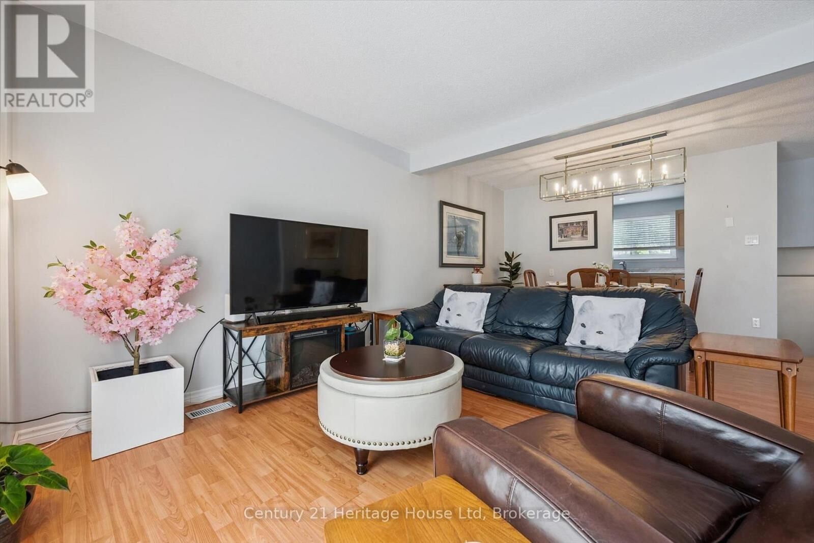 Property Photo: 201 Silvercreek Parkway North 15 ON N1H 3T4