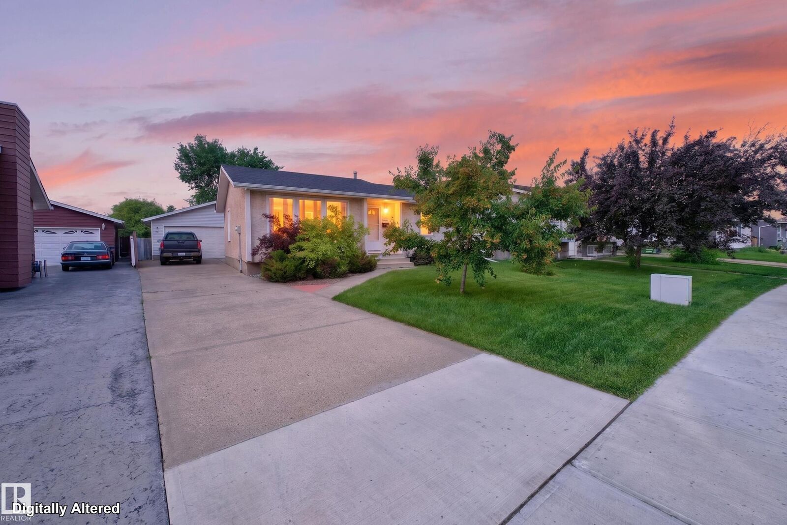 Property Photo:  455 Huffman Crescent NW  AB T5A 4C7 