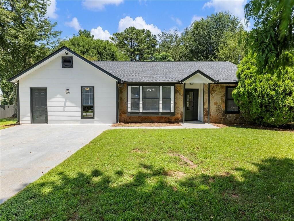 Property Photo: 919 Country Oaks Court GA 30044