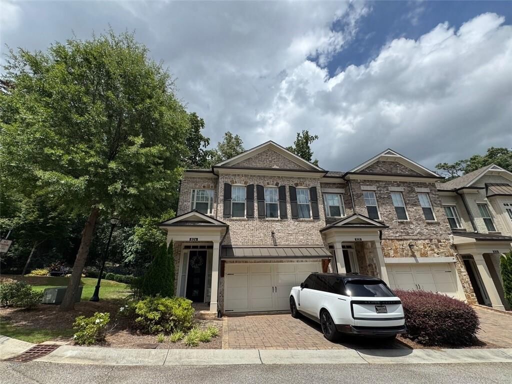 Property Photo:  826 Canterbury Overlook  GA 30324 