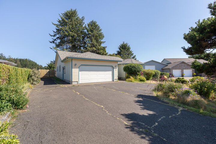 Property Photo:  989 NW Estate Drive  OR 97376 