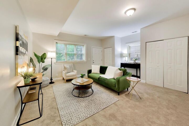 Property Photo:  2927 N Gresham Avenue 1  IL 60618 
