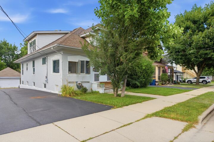 Property Photo:  462 Locust Street  IL 60123 