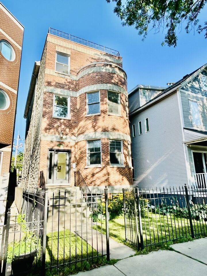 Property Photo:  3033 N Racine Avenue 1  IL 60657 