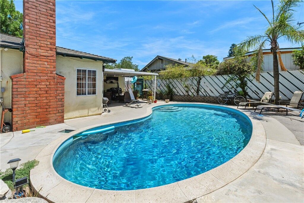 Property Photo:  726 W Hacienda  CA 92882 