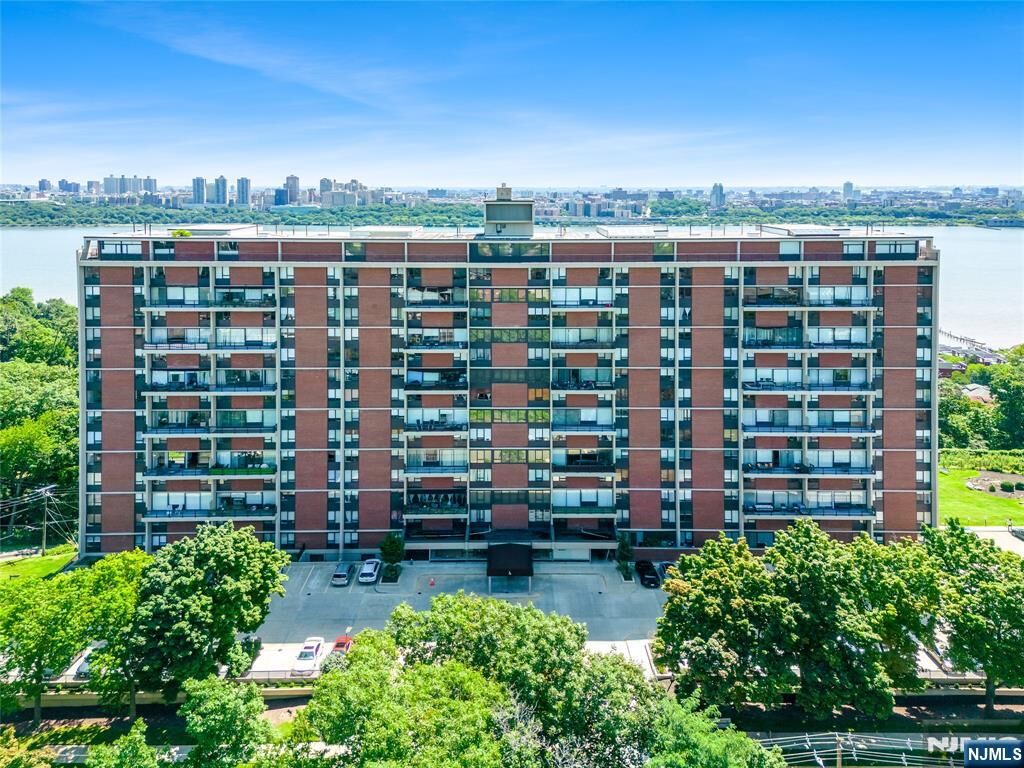 Property Photo:  4 Horizon Road 631  NJ 07024 