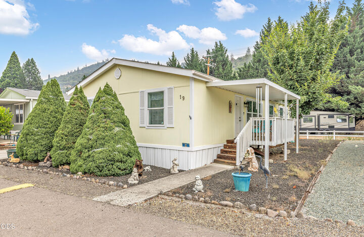 Property Photo: 21 Brophy Way Unit 19 OR 97539
