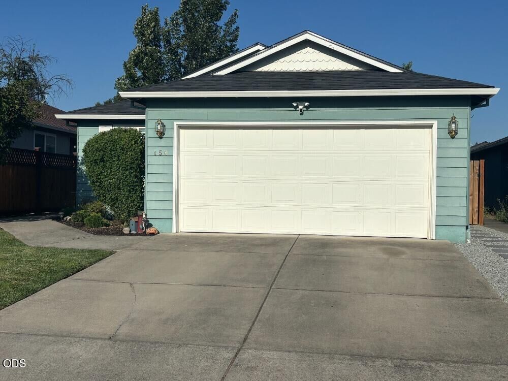 Property Photo: 450 Saint Clair Way OR 97524