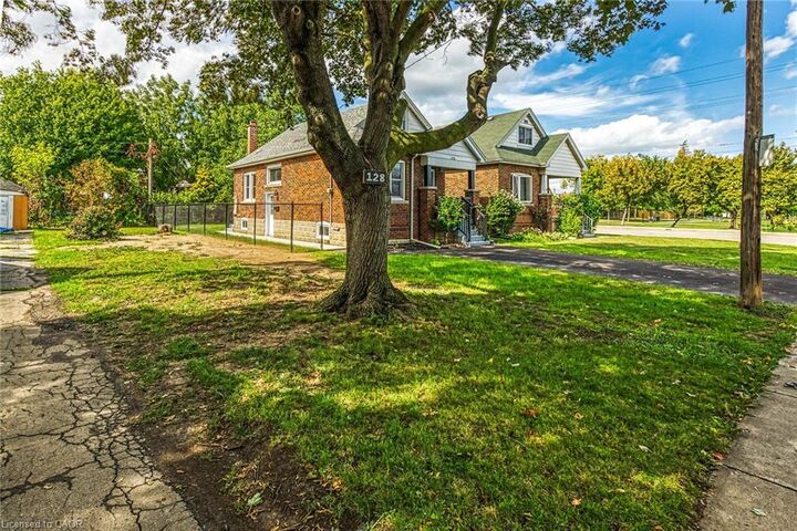 Property Photo:  128 Auburn Avenue  ON L8K 3B2 
