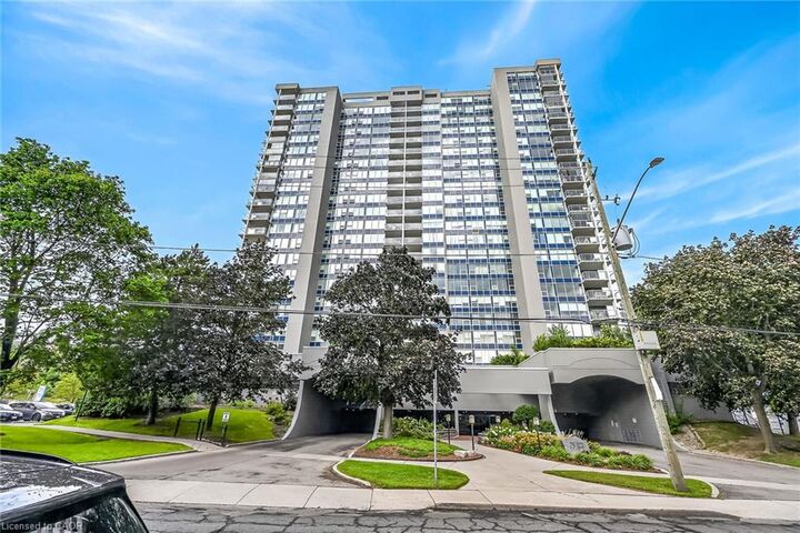 75 Queen Street N 1606 — photo 1