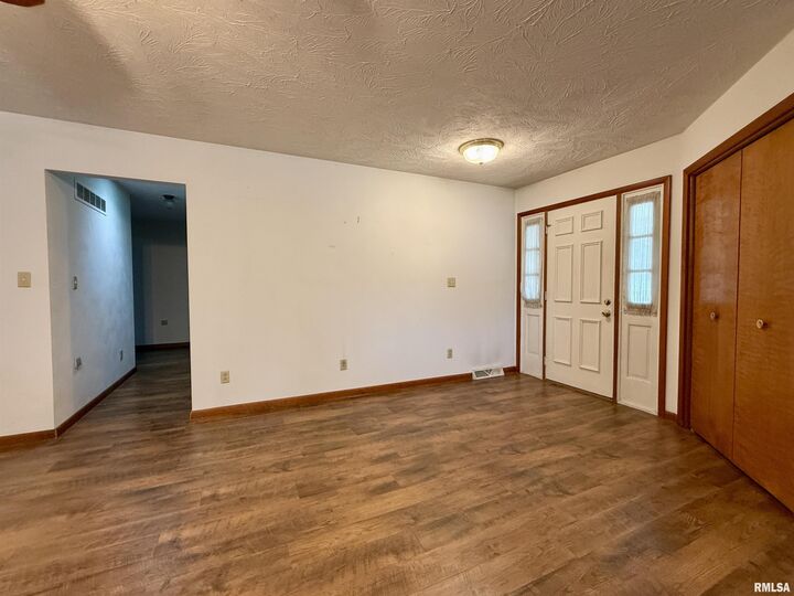 Property Photo:  1111 NW 5th Avenue  IL 61434 