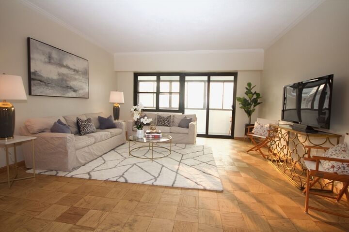 Property Photo: 2 Hawthorne Place 17R MA 02114