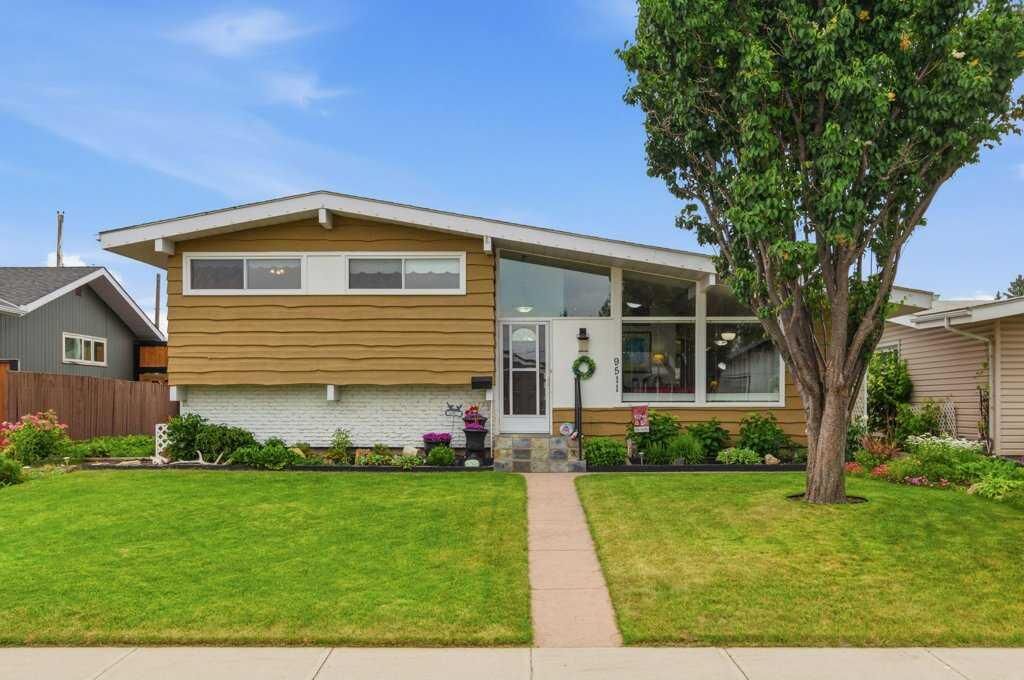 Property Photo:  9511 Academy Drive SE  AB T2J 1A6 