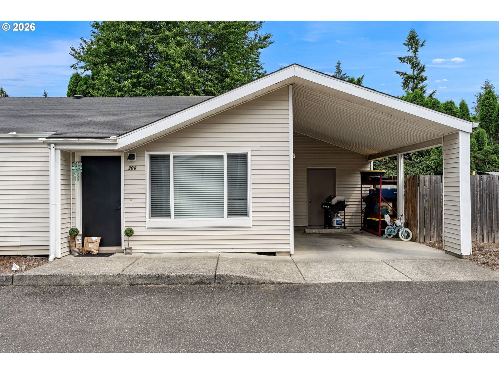 Property Photo: 908 Pioneer St WA 98642