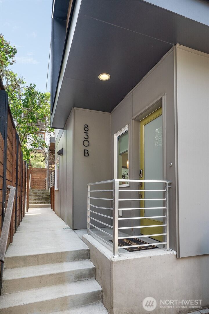 Property Photo: 830 B 16th Ave WA 98122