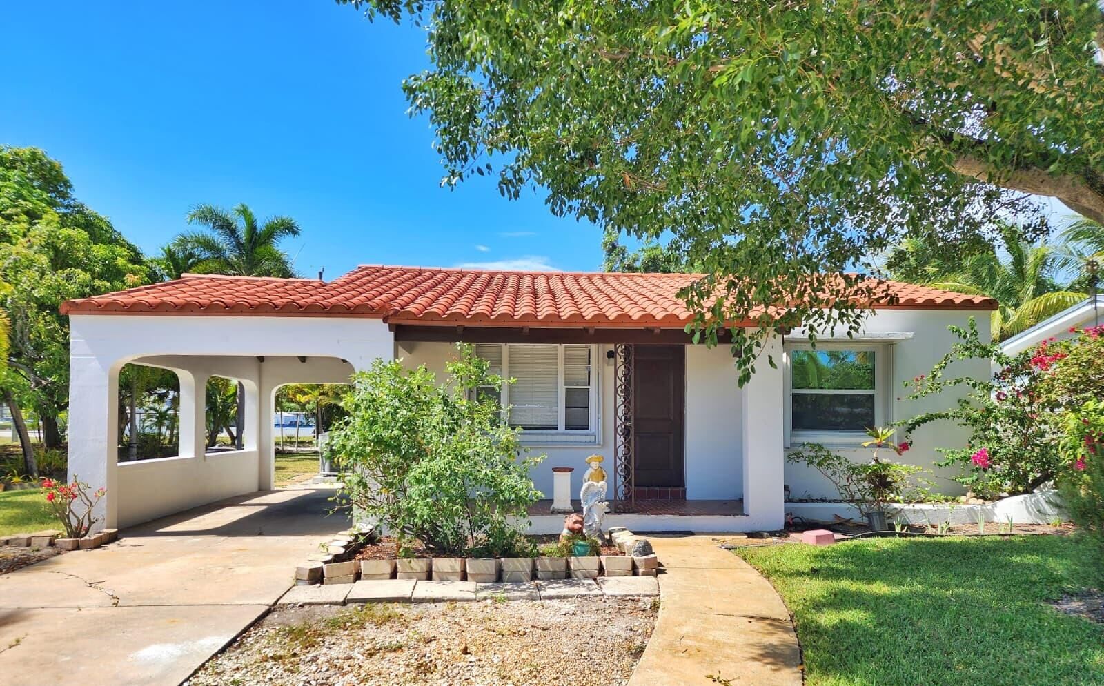 Property Photo: 617 NE 8th Avenue FL 33435