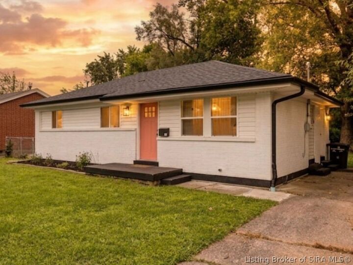 Property Photo: 805 Foxglove Drive IN 47130