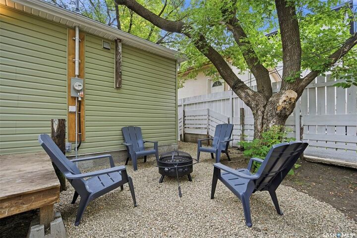 Property Photo:  836 I Avenue S  SK S7M 1Z3 