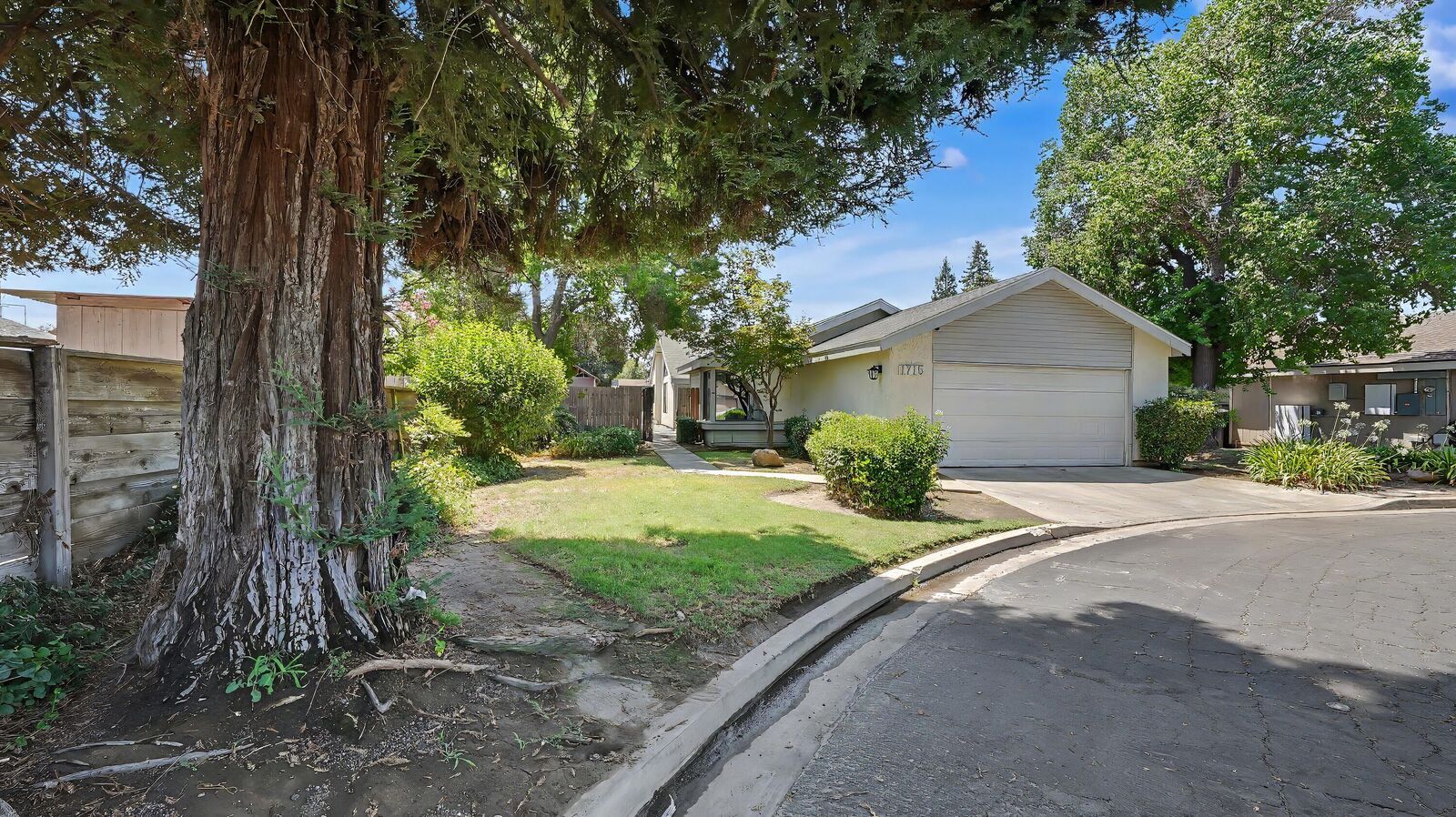 Property Photo: 1715 E Vine Court CA 93292