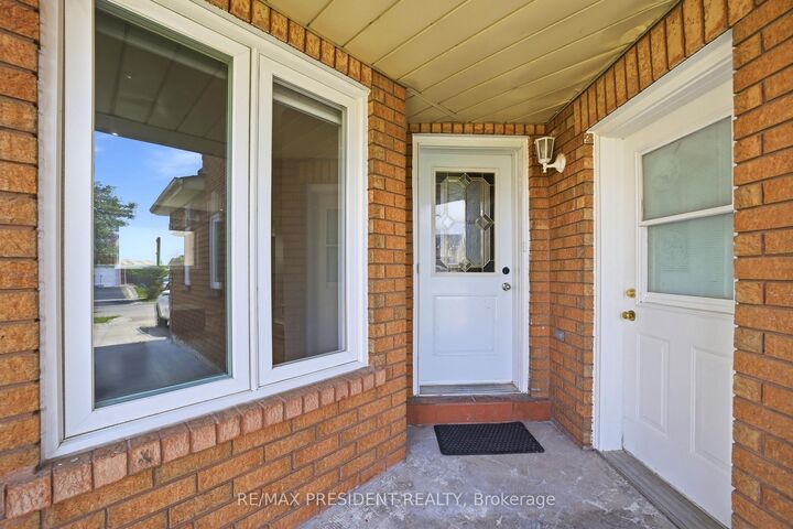 Property Photo:  112 Ravenswood Drive  ON L6Y 4V6 