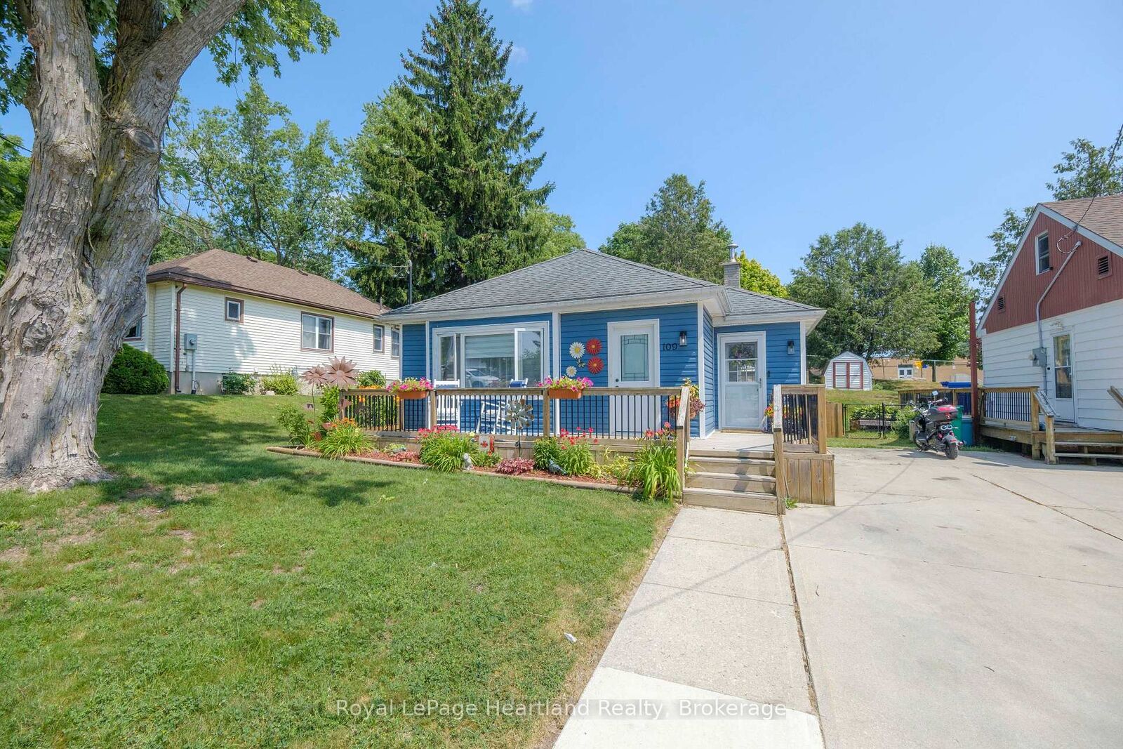 Property Photo:  109 Carling Terrace  ON N0G 2W0 