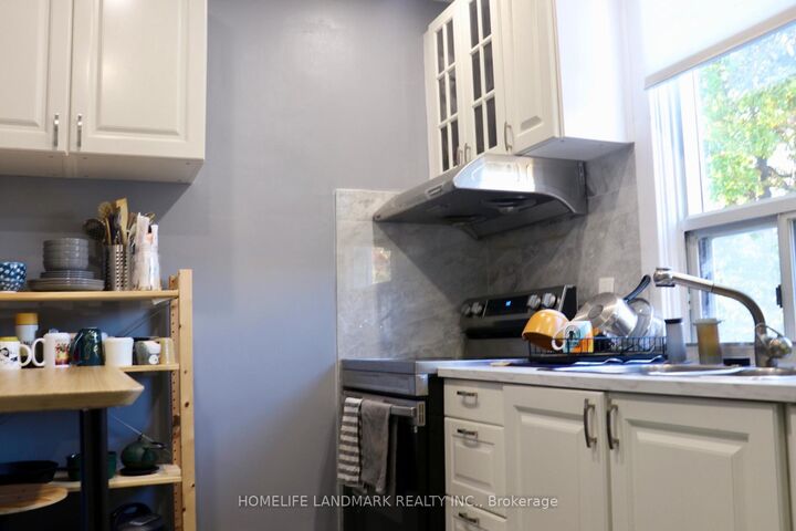 Property Photo:  4 Northumberland Street 2F  ON M6H 1P7 