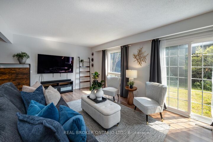 Photo de la propriété:  400 Wickham Court  ON L1K 1N3 