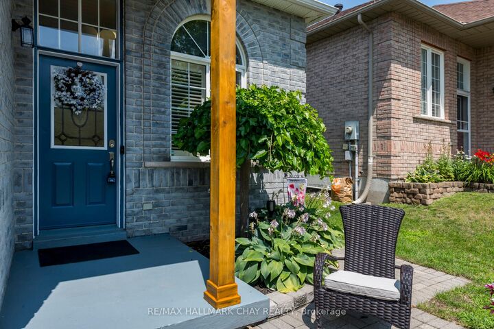 Property Photo:  22 Peter Street  ON L4N 5R2 