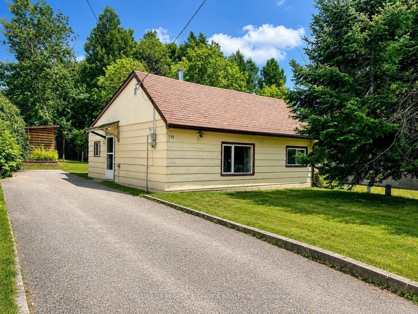 Property Photo:  718 Winters Street N  ON P1B 1S7 