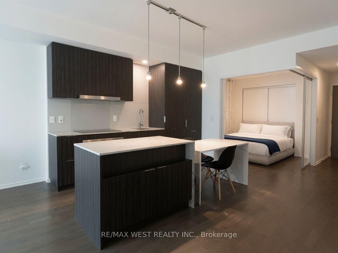 Property Photo:  1 Bloor Street E 524  ON M4Y 2Z1 