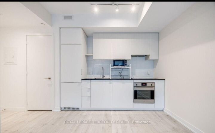 Property Photo:  161 Roehampton Avenue 330  ON M4P 0C8 