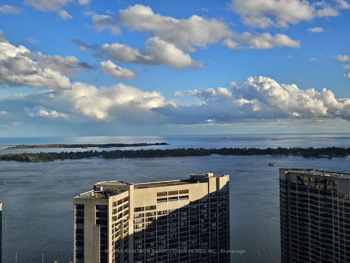 Property Photo:  88 Harbour Street 4507  ON M5J 0C3 