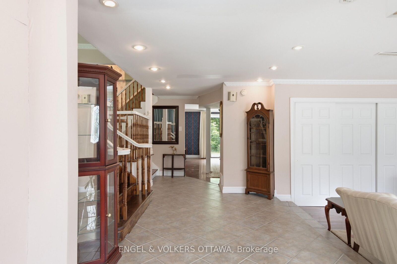 Property Photo: 1446 Ridgebrook Drive ON K1B 4H1