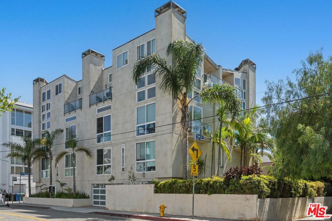 Property Photo:  24 Yawl St, Unit 2  CA 90292 