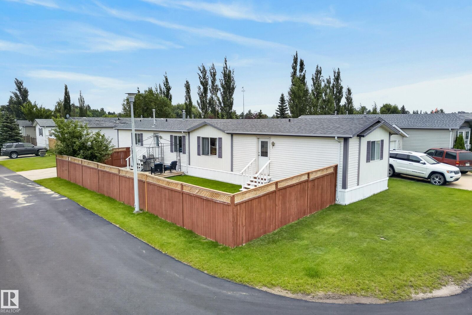 Property Photo:  3338 Lakeview Road NW  AB T5S 2R8 