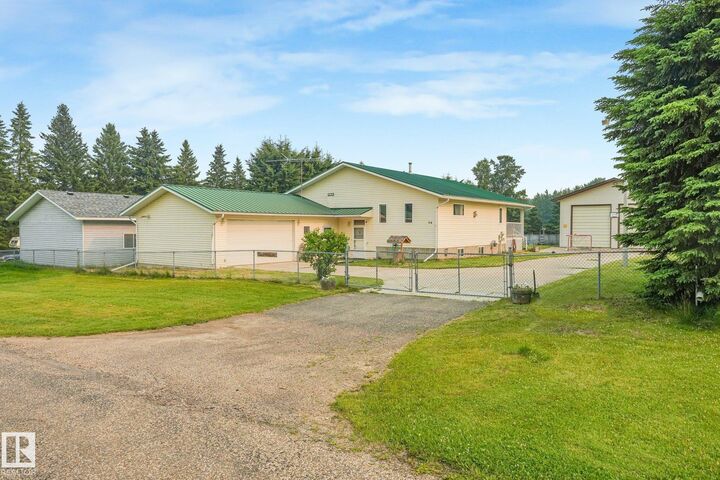 Property Photo: 54 Buskmose Dr AB T0C 2V0