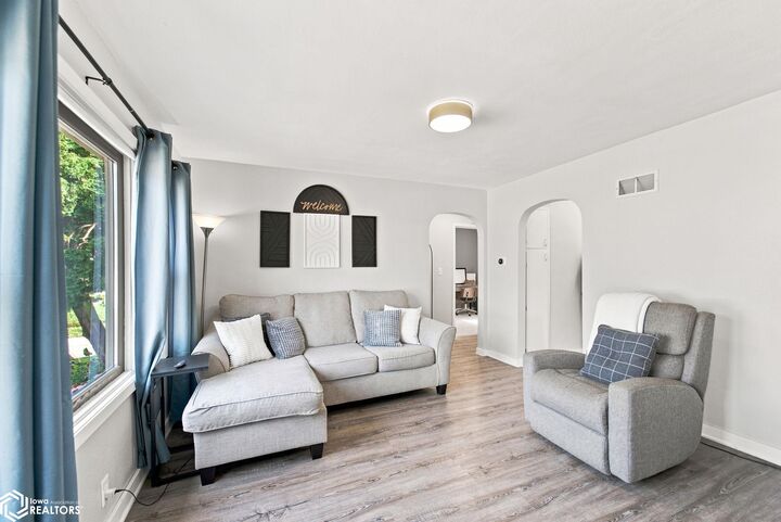 Property Photo: 923 N Tyler Avenue IA 50401