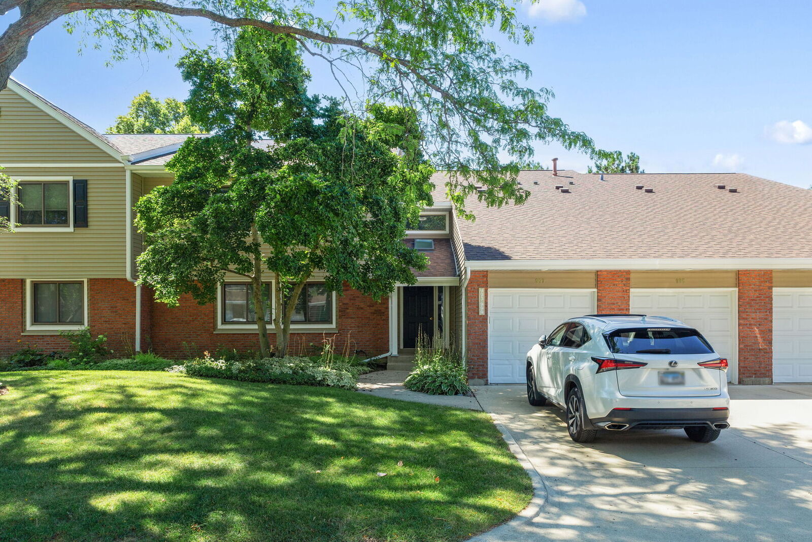 Property Photo:  995 S Pinetree Circle 995  IL 60089 