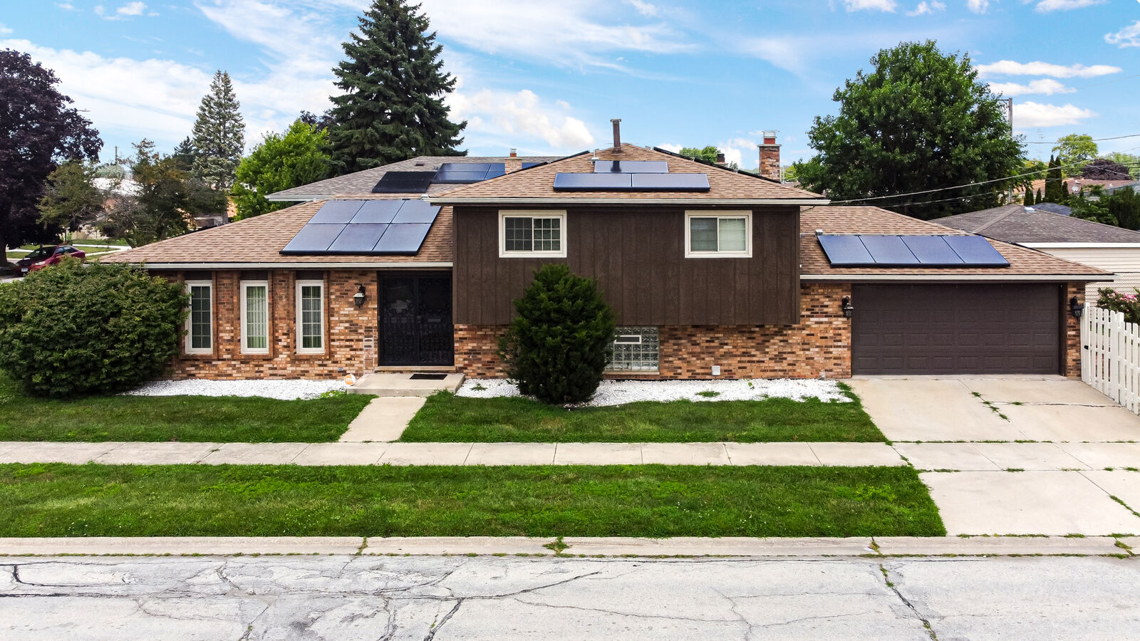 Property Photo:  621 Escanaba Avenue  IL 60409 