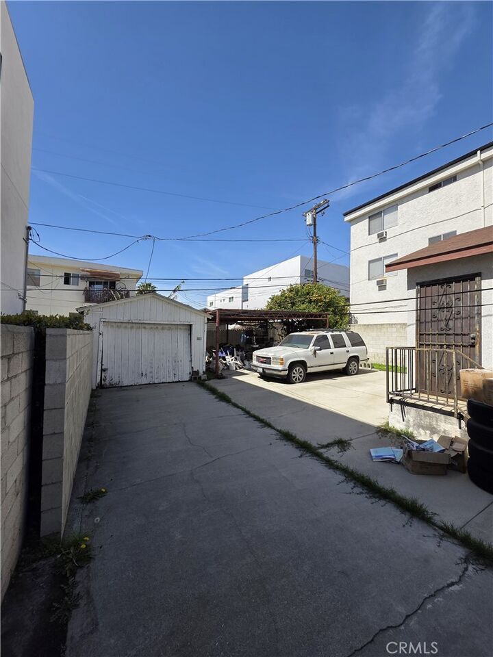 Property Photo: 527 N Hobart CA 90004