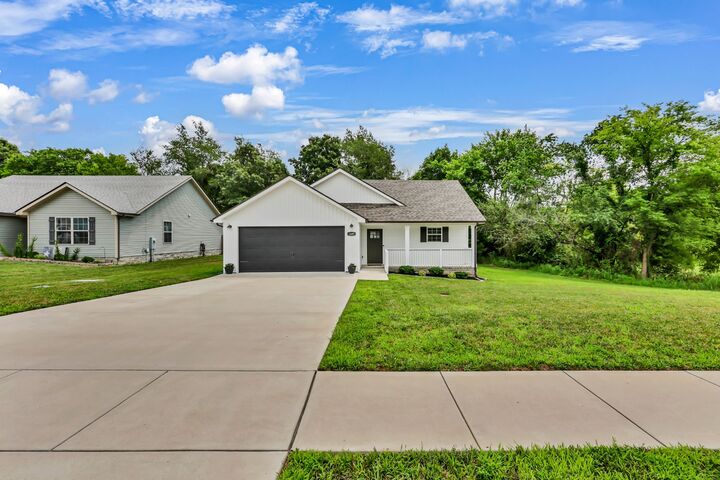 Property Photo:  1405 Fredrick Dr  TN 37042 