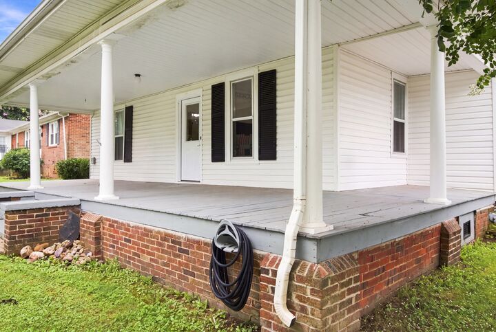 Property Photo:  404 S Jefferson St  TN 37398 