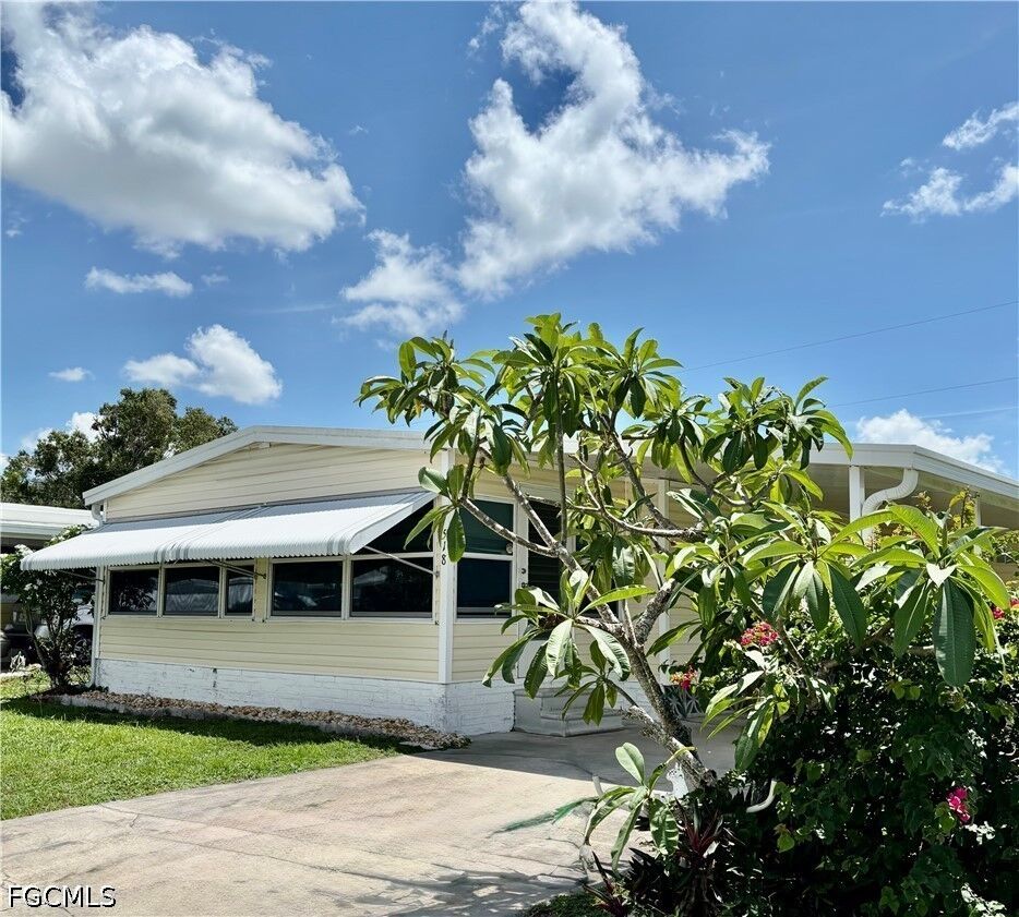 Property Photo: 518 Pine Tree Court FL 33917