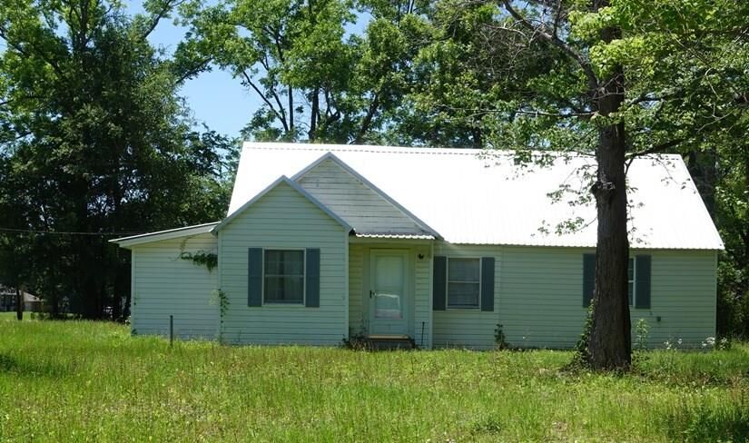 Property Photo:  220 E Spruce St  TX 75949 